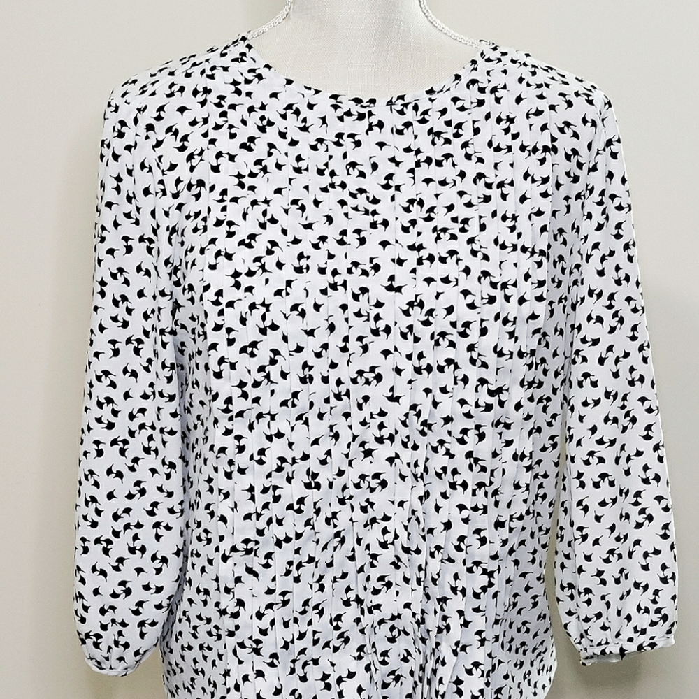 Ann Taylor size Small. White with black pattern.